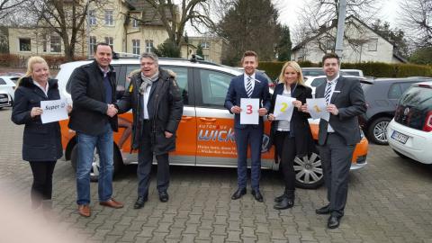 Die Mitarbeiter des Autohauses VW Wicke gratulieren stellvertretend TV01-Manager Michael Huke zu den guten Ergebnissen in Leipzig (Foto: TV01)