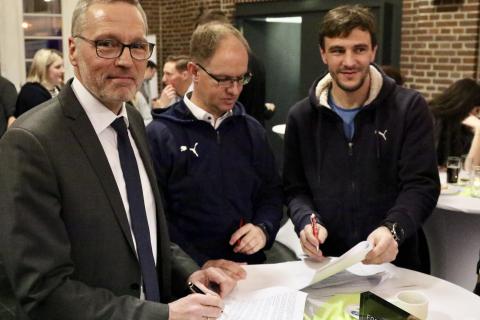 Jörg Klocke, 1. Vorsitzender des TV Wattenscheid 01, Marcus Mönius und  Stefan Wilk (beide PUMA) unterzeichnen den Vertrag. (Foto: TV01)  