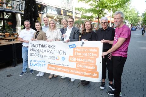 Vorfreude - die Organisatoren, Sponsoren und Partner des Stadtwerke Halbmarathon  Bochum. (Foto: TV01)